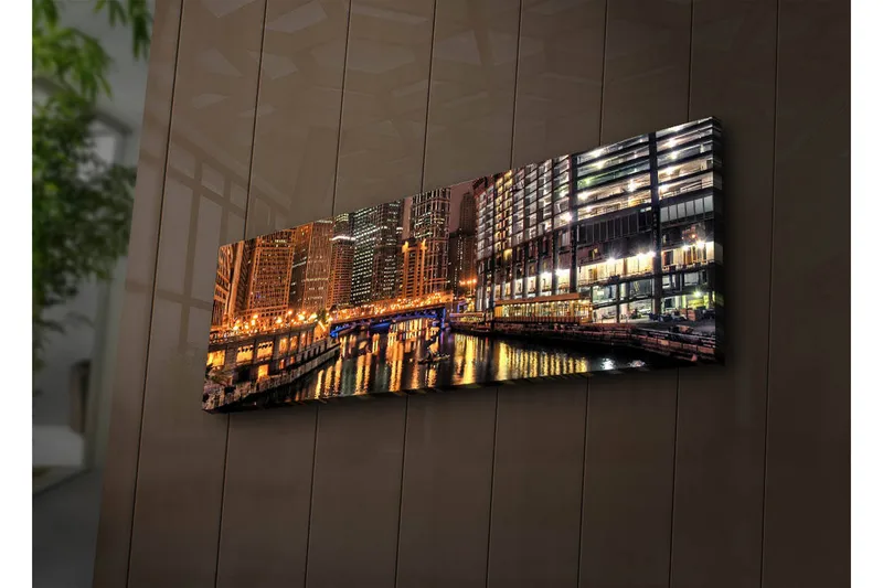 Canvastavla med LED-belysning 30x90 cm - Nattlig stadsbild med reflektioner i vattnet, Guld / Blå / Svart