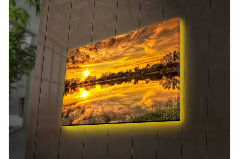 Canvastavla med LED-belysning 45x70 cm - Solnedgång över en spegelblanka sjö med omgivande träd och grönska, Guld / Orange / Grön