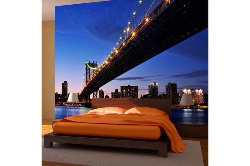 Fototapet Manhattan Bridge Upplyst På Natten 350x270 - Artgeist sp. z o. o. - Inredning - Väggdekor - Tapet & tapettillbehör - Fototapet