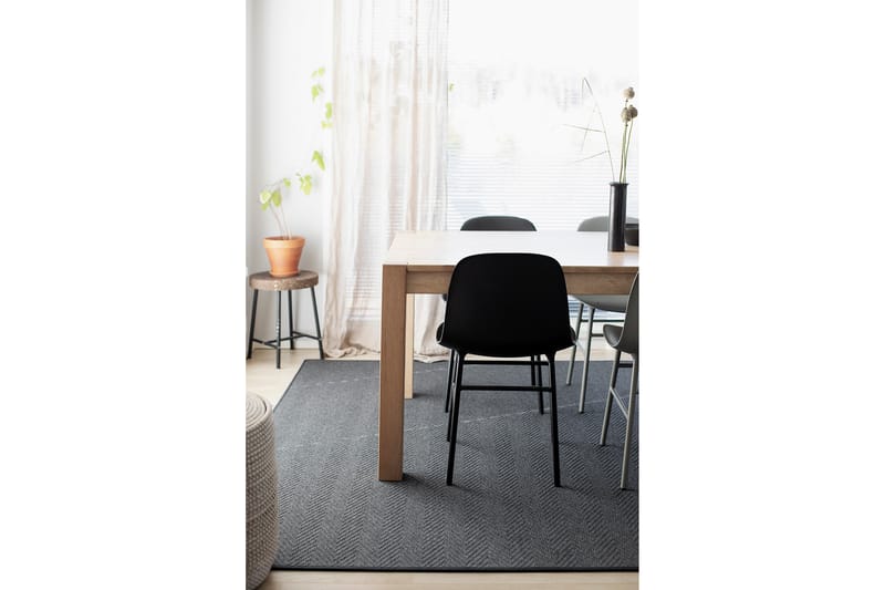 Elsa Matta 80x150 cm Svart - Vm Carpet - Ullmatta - Handvävda mattor - Gummerade mattor - Mönstrade mattor - Stora mattor - Små mattor